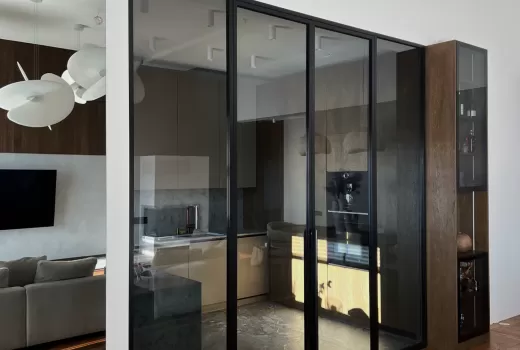 Virtuves starpsiena ar pelēki tonētu stiklu