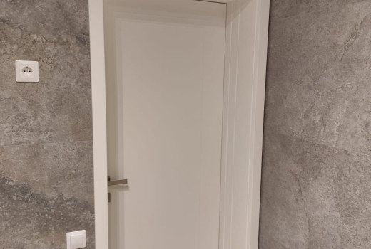 Baltās durvis ar reverso atvēršanu Hugo DSP privātmājā Jelgavā