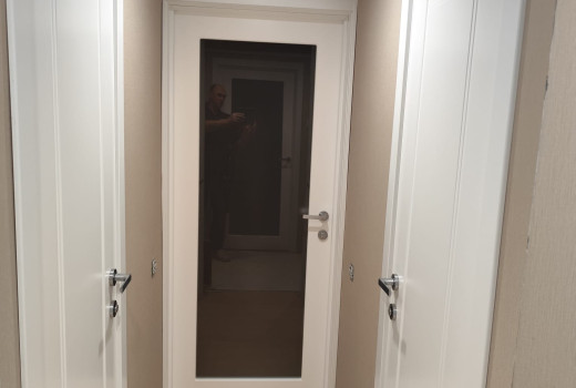 Durvju uzstādīšana 467 sērijas divistabu dzīvoklī: soļi un rezultāti