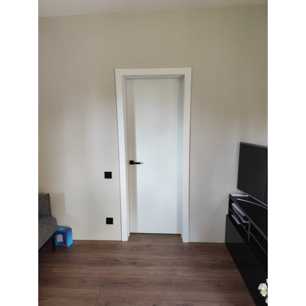 Krāsotas durvis MONTARO RAL 9003 ar melno furnituru Krāsotas durvis MONTARO RAL 9003 ar melno furnituru